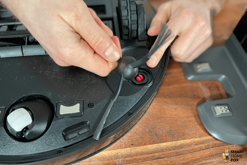 Die Seitenbürste des Yeedi Vac Hybrid wird gelöst.